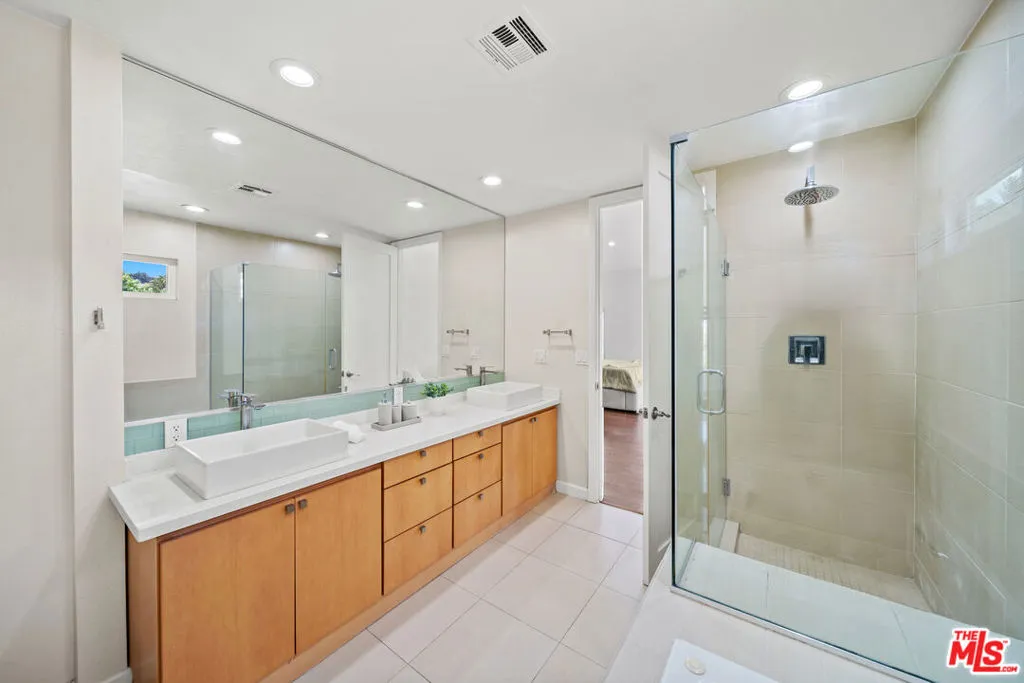 16755 Encino Hills Drive, Encino, California 91436 home-pic-23